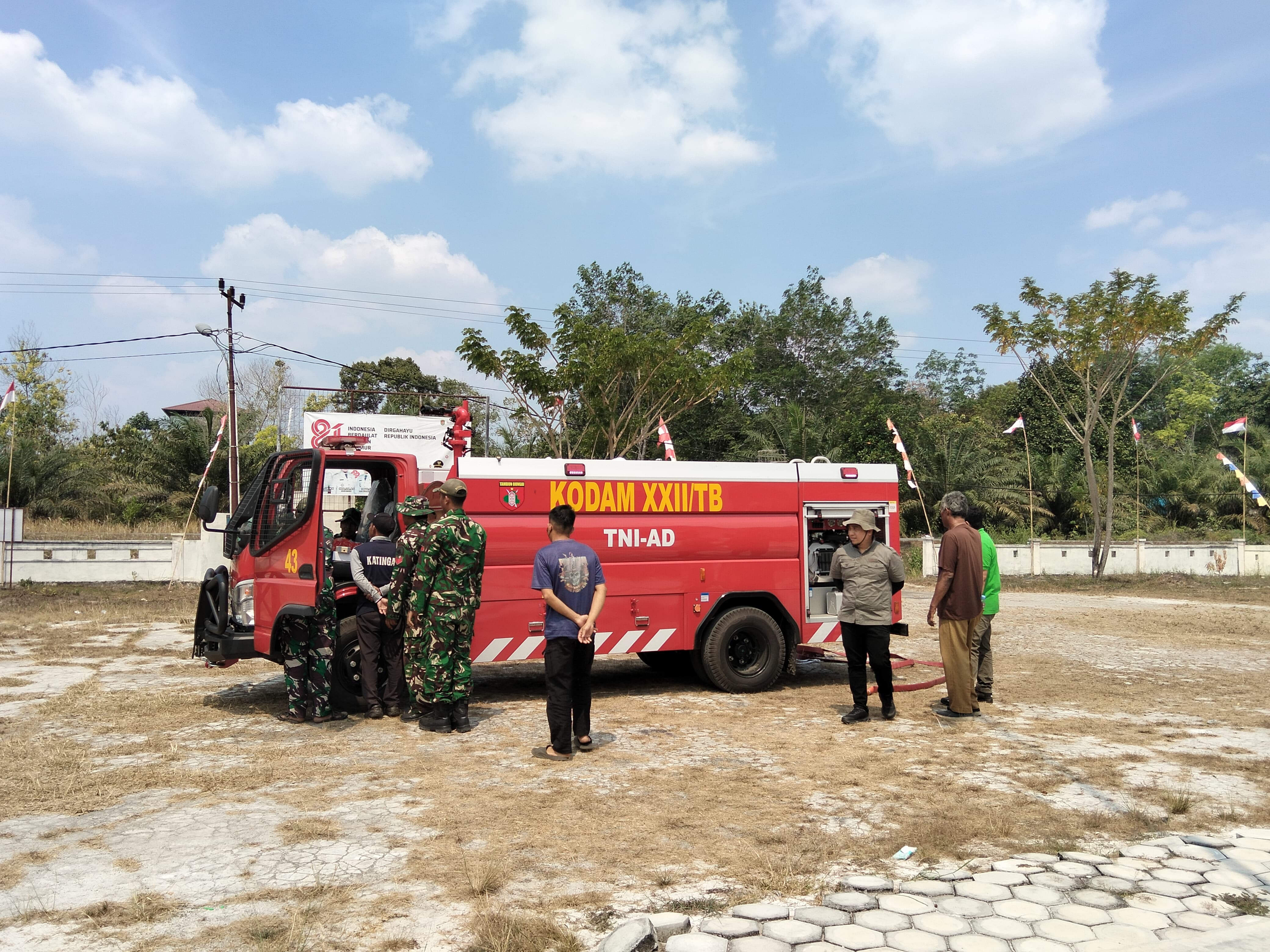 Kodim Katingan serahkan Satu Unit Mobil Damkar dari Kodam untuk Penanganan Karhutla di Kecamatan Kamipang